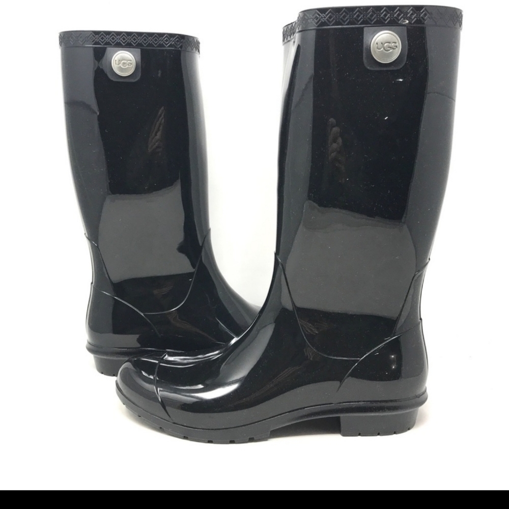 Authentic UGG Women’s Shaye Boot in Black